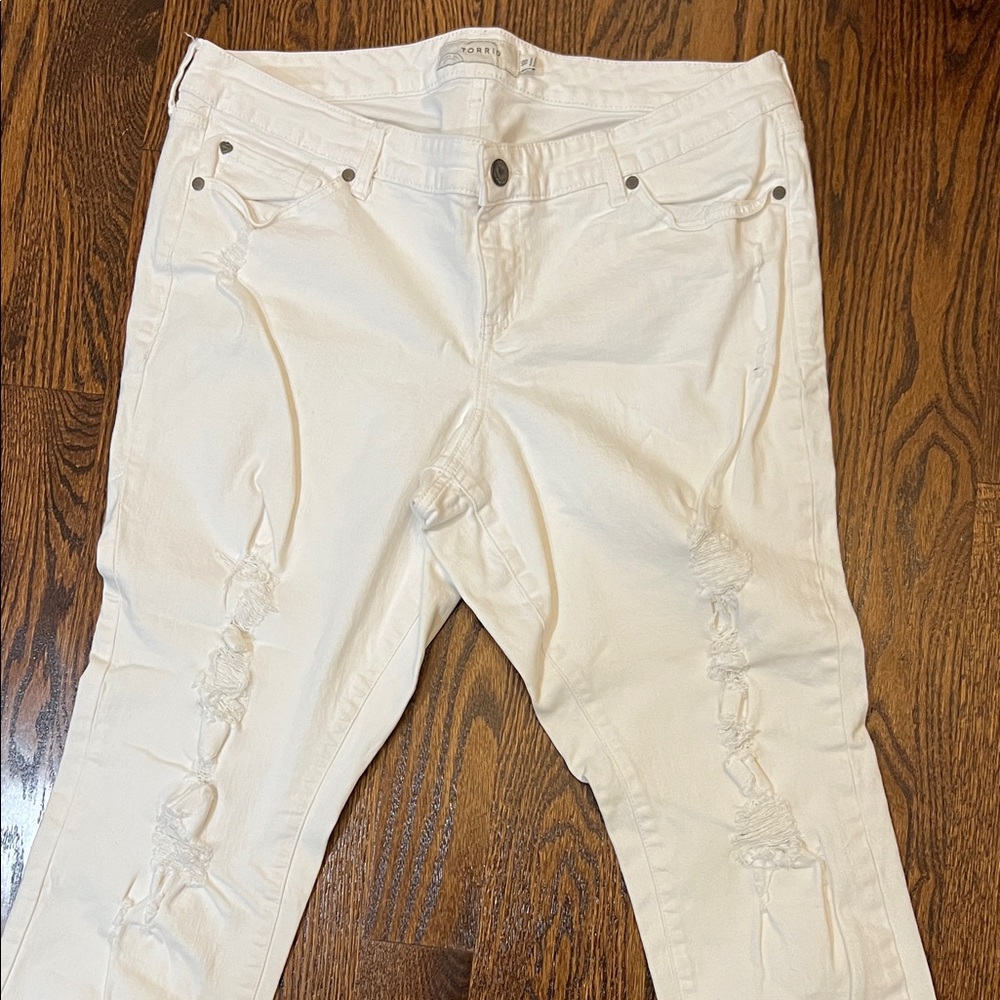 Torrid Women's Cream Distressed Skinny Jeans